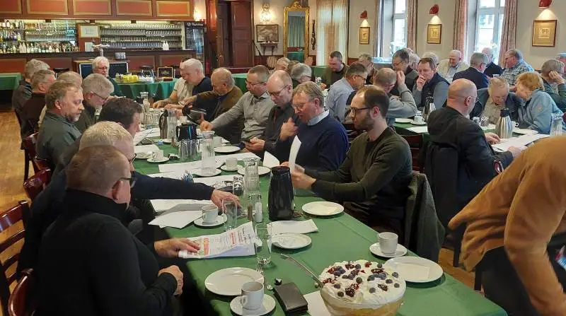 Omkring 60 medlemmer og interesserede var mødt op til generalforsamlingen i Agerskovgruppen, der blev hold på Agerskov Kro. Foto: John Ankersen