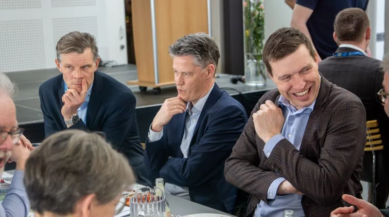 Peter Kiær, Michael Svarer og Søren Søndergaard sad ved siden af hinanden under onsdagens generelforsamling. Foto: Alexander Dornwirth