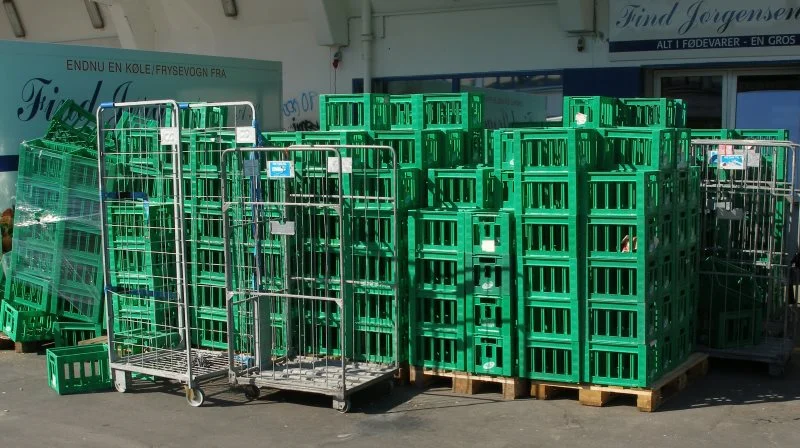 Arla kalder nu de ikoniske grønne og sorte mælkekasser hjem. Det er nemlig både CO2e-tungt og dyrt at producere tusindvis af nye kasser hvert år, frem for at genbruge de mange brugbare mælkekasser, der findes rundt omkring i det danske land. Foto: Wikipedia Commons, Nillerdk
