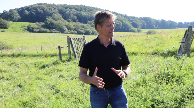 Den nye frontfigur i Økologisk Landsforening, Michael Kjerkegaard, er en ofte brugt foredragsholder til forskellige økologiarrangementer. Her er han en tur i marken. Foto: Økologisk Landsforening