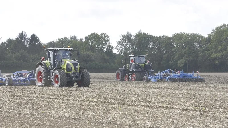 Danish Agro Maskiner og Claas tilbyder via Maxi Care forsikringsdækning uden beregning af alle Claas-traktorer og læssemaskiner op til 2.400 timer eller inden for de første 3 år. Derudover kan der tegnes forsikring på høst- og læssemaskiner op til 5 år og op til 8 år på traktorer. Arkivfoto