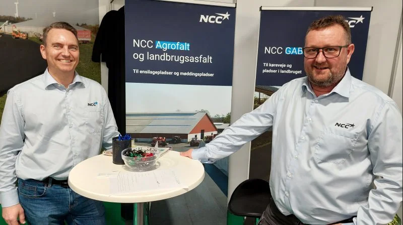 Lars Skoven (tv) og John Jensen (th) havde et travlt asfaltår i landbruget i 2023 . Foto: Christian Carus