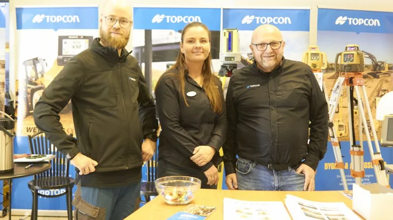 Patrik Hedegaard (tv.) er drone- og landmålerspecialist, Maja Sørensen er produktspecialist på Sjælland, mens Allan Bundgaard er produktspecialist i afdelingen i Randers. Foto: Tenna Bang