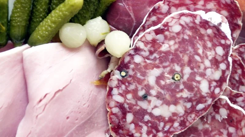 Ny lov kræver, at eksempelvis skinke og pølser skal være baseret på kød, hvis det skal kaldes skinke og pølse. Betegnelser som skinke, pølser steak m.m. er et no-go, hvis det er baseret på plantebaseret protein, fremgår det af ny lov. Foto: Colourbox