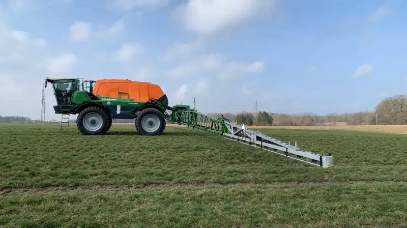 Pantera 7004 har med 6.600 liter nominel tankkapacitet løftet Amazone op i en ny liga blandt de selvkørende sprøjter. Foto: Jesper Hallgren