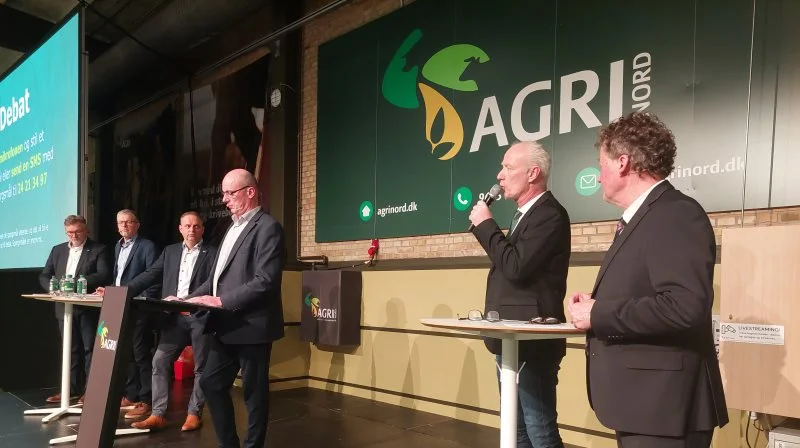 - Vi skal holde ud og være stolte af vores fødevareproduktion, sagde næstformand Henrik Dalgaard (med mikrofonen). Fotos: Christian Carus