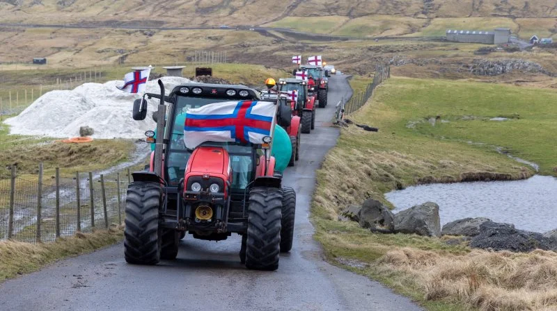 Alle de 40 traktorer i demonstrationen ankommer lidt efter lidt til Sigert Paturssons gård i Hoyvik, en forstad til Torshavn. Han er formand for mejeriet og selv mælkeproducent. Fotos: Niels Damsgaard Hansen