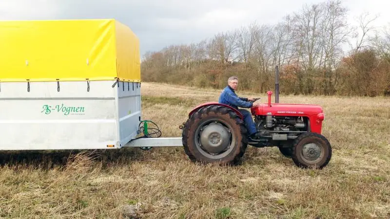 Arne Nielsen, smed fra Gadbjerg ved Vejle, der her har taget plads i sædet på en mindre Massey Ferguson, glæder sig over udviklingen på Roskilde Dyrskue. Foto: Arnes Smedie