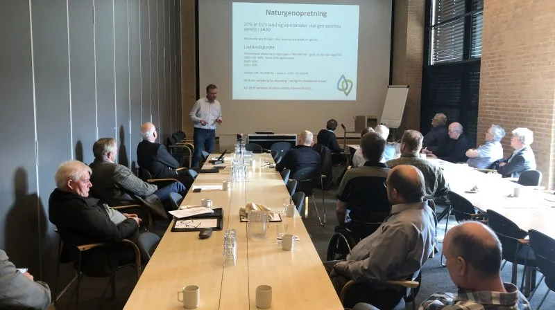 Sekretær Lars Egedal forklarede overfor forsamlingen, at Danske Vandløb vil søge yderligere samarbejde med andre organisationer i arbejde med at skabe bedre forhold om vandløbene. Foto: Danske Vandløb.