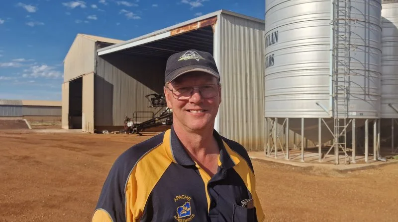 Jyske Brian Østergaard har i snart 30 år arbejdet med landbrug i både det østlige og vestlige Australien.
- I 1999 købte jeg min første mejetærsker, og frem til 2006 kom jeg op på at have seks mejetærskere, og vi høstede løs ovre på den australske østkyst, fortæller han.