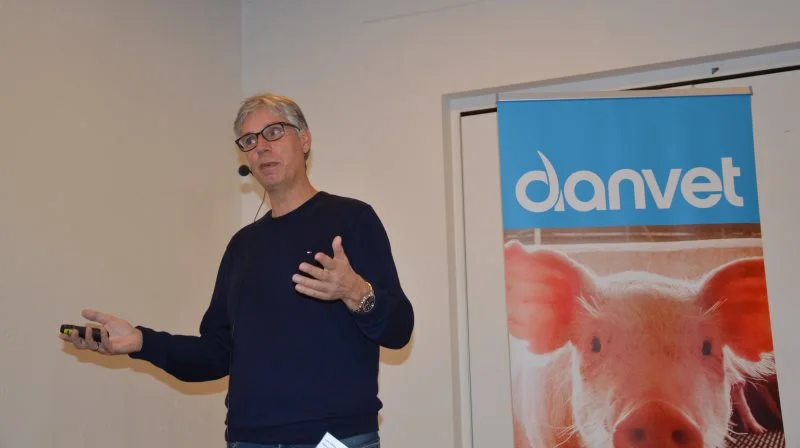 - Jeg har været i Fødevarestyrelsen i knap otte år, og det er meget sjældent, at jeg oplever konflikter, lød det indledningsvist fra dyrlæge Lars Ellegaard, da han holdt sit indlæg under Danvets årsmøde. Fotos: Camilla Bønløkke