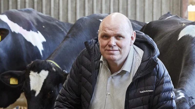 Mælkeproducent Torben Pedersen har netop investeret millioner i en helt ny, asfalteret vej for at undgå at køre ind igennem byen sydpå, men han vil også gerne have sin egen vej nordpå. Begge dele af hensyn til byens beboere. Arkivfoto.