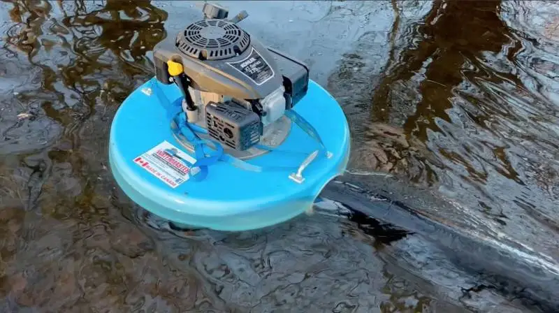 Den flydende WaterMaster-vandpumpe kan flytte op mod 3.200 liter vand i minuttet. Her ses den i aktion. Foto: Vandpumpe.com