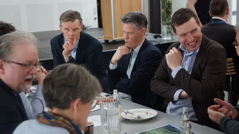 L&F-formand Søren Søndergaard (th.) bør trække sig, mener formanden for Bæredygtigt Landbrug, Peter Kiær, der her (tv.) ses ved Bæredygtigt Landbrugs generalforsamling i marts måned. Foto: Alexander Dornwirth