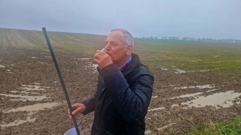 - Jeg er rigtig glad for at jeg kan være med til sørge for, at det vand, der kommer fra mine marker ud i fjorden er rent, lyder det fra Ingvardt Johansen. Her tager han en smagsprøve af sit drænvand. Fotos: Henning K. Andersen