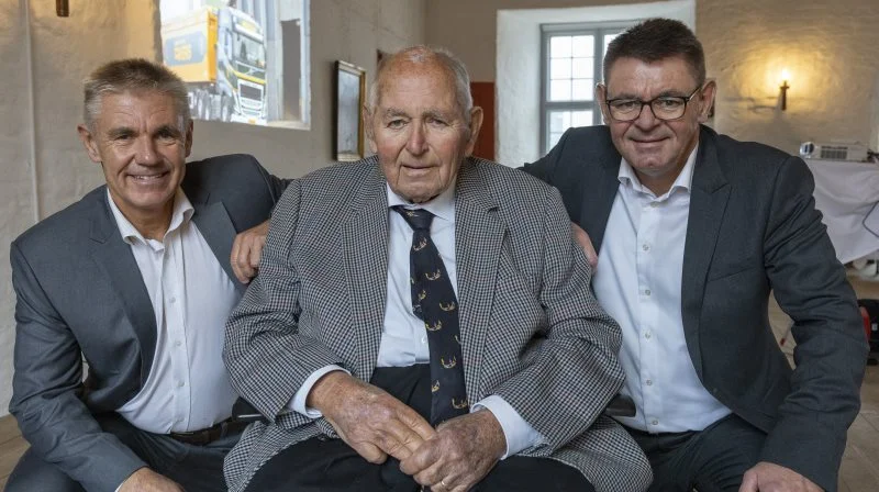 På billedet ses Otto Ewers Omgivet af sønnerne Claus Ewers
og Hans Otto Ewers, ved 175-årsfejringen på Sønderborg Slot. Foto: Claus Haagensen