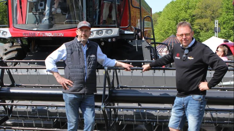 Som sædvanligt er Brdr. Thorsen Maskincenter på plads til Fjerritslev Dyrskue. Her ses afdelingsleder Klaus Andersen (th) og sælger John Mølgaard (tv) på sidste års dyrskue. Arkivfoto: Line Brusgaard