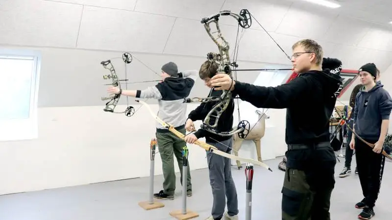 De unge på Efterskolen Flyvesandet har helt styr på, hvordan rådyret skal rammes med buepilen, her hvor bueholdet fra jagtlinjen skyder på øvelsesbanen til ære for fotografen.