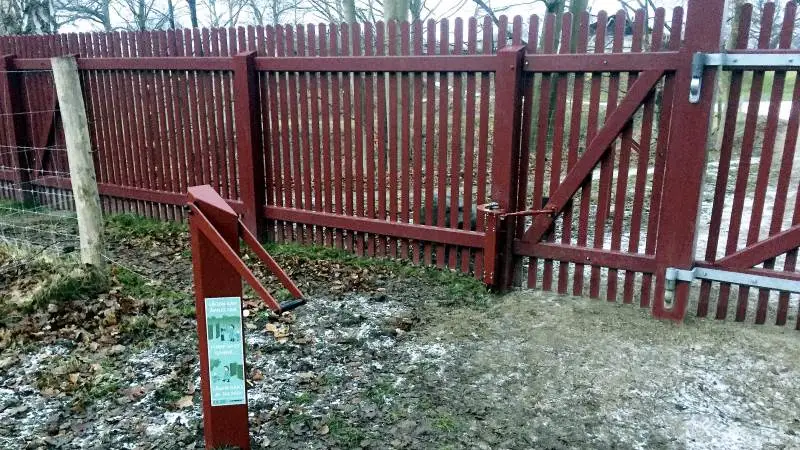 Den nye, hydrauliske lågeåbner virker ved at pumpe nogle få gange med håndtaget på pumpestanderen.