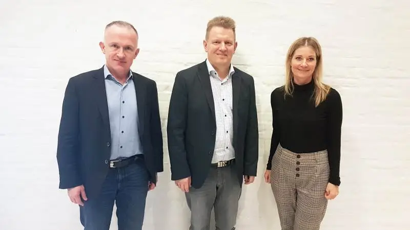 Fra venstre Preben Rasmussen, Topdanmark og yderst til højre Maiken Filtenborg, Topdanmark. I midten Søren Grunnet, Dansk Limousine Forening
