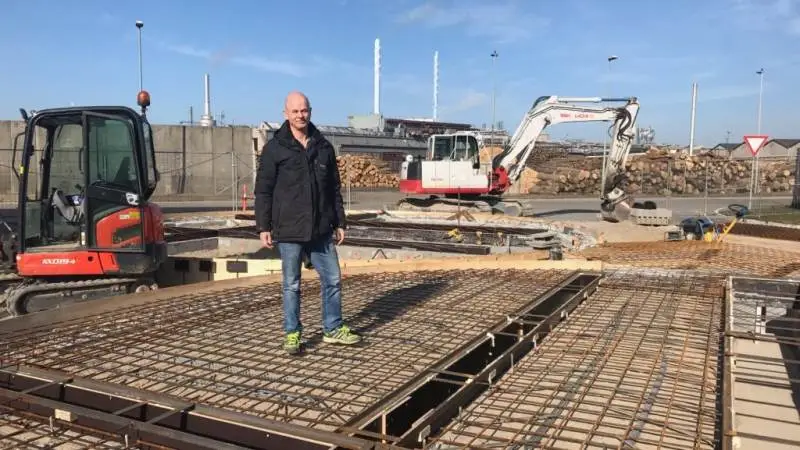 - Vi regner med, at jord- og betonarbejdet i forbindelse med vores udvidelse her i Køge er afsluttet midt i marts, og at to nye udendørs kornsiloer begynder at skyde i vejret omkring den 1. april, fortæller salgskonsulent Ejvind Andersen fra Overgaard Gods A/S.
