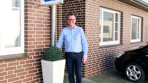 Selvom der kun er fire timers kørsel fra Claus Damsbos bopæl til hans arbejdsplads i direktørstolen hos andelsselskabet EfQ Syke-Bassum syd for Bremen, så er der kæmpe kulturforskelle. Mentaliteten og manglende tillid er en stor del af de daglige udfordringer for et handelsselskab.