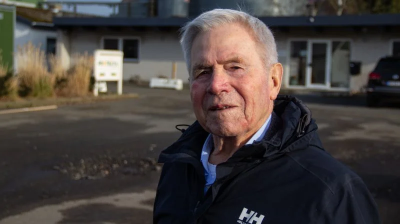 Vi møder Aage Jakobsen (93) på matriklen i Illerup ved Kalundborg, hvor han igennem et langt liv har taget det ene banebrydende initiativ efter det næste til gavn for alle danske svineproducenter.
