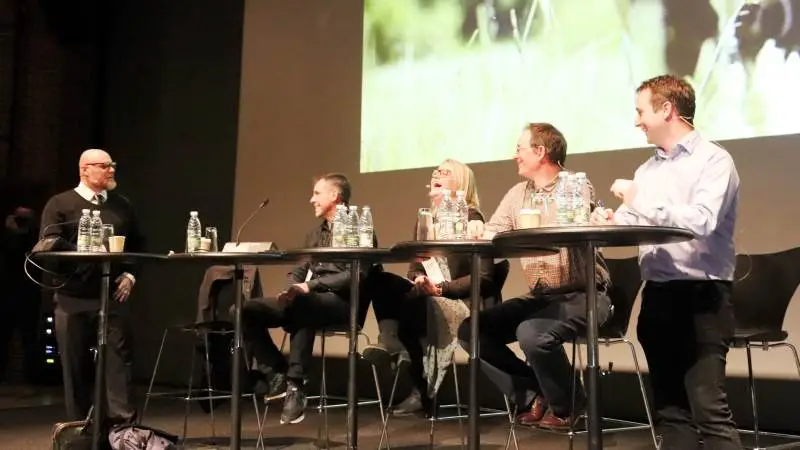 Med »Mads og Mellemlederne« fik både publikum og panel et underholdende afbræk fra det fagtunge program på kvægkongressen. Kvæg-monopolet blev styret af Mads Steffensen, og han havde Tom Pinholt fra Spøttrup, Annedorte Jensen fra Låsby, Jan Guldager fra Viborg og Morten Otte fra LandboNord som panelbesætning. Foto: Ditte Birkebæk Jensen