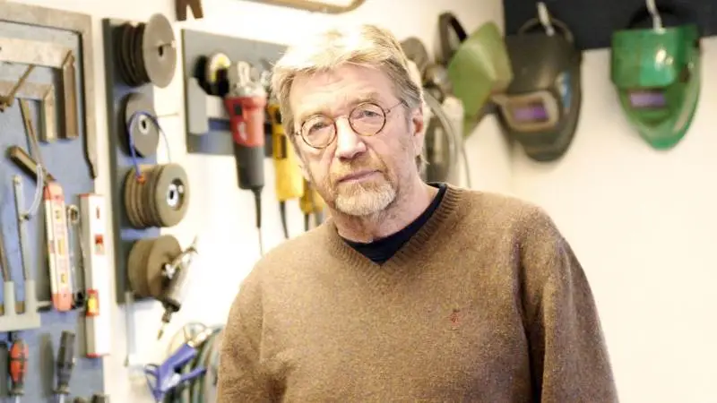 Finn Midtskogen, Aalestrup, er tidligere angusavler. I dag er han pensioneret smed. Trods det finder han alligevel dagligt vej til værkstedet og laver jernfigurer.