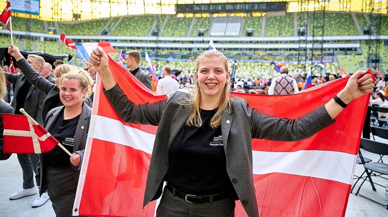 - Det er megafedt at få lov til at deltage igen, da det var en stor oplevelse til EuroSkills, og det her bliver jo endnu større, med endnu flere lande og deltagere, siger Birgitte Brunsgaard Jacobsen (billedet). Billedet er fra afslutningsceremonien ved EuroSkills i Gdansk i Polen i 2023.