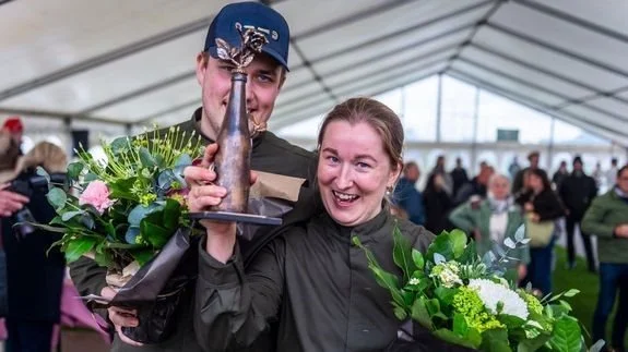 Liva Stokkebye og hendes hjælper, Anton Kragh Frandsen, fik førstepladsen ved Schiøtz Prisen 2024. PR-foto: Det Fynske Dyrskue
