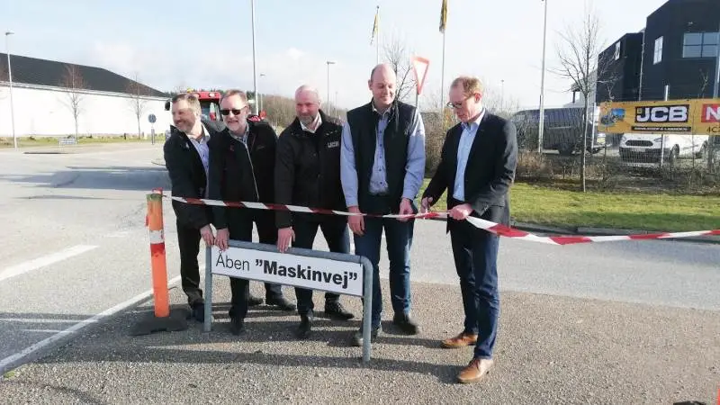 Kærup Parkvej i Ringsted blev for en stund til Åben »Maskinvej«. Her ses fra venstre Claus Bjerregaard, Scantruck, Hans Wonge, Mertz, Morten Krusborg, Nicolaisen & Larsen, og Dan Madsen, Hydrema, sammen med Ringsteds borgmester, Henrik Hvidesten, der stod for »indvielsen« af vejen. Foto: Jørn Jervelund