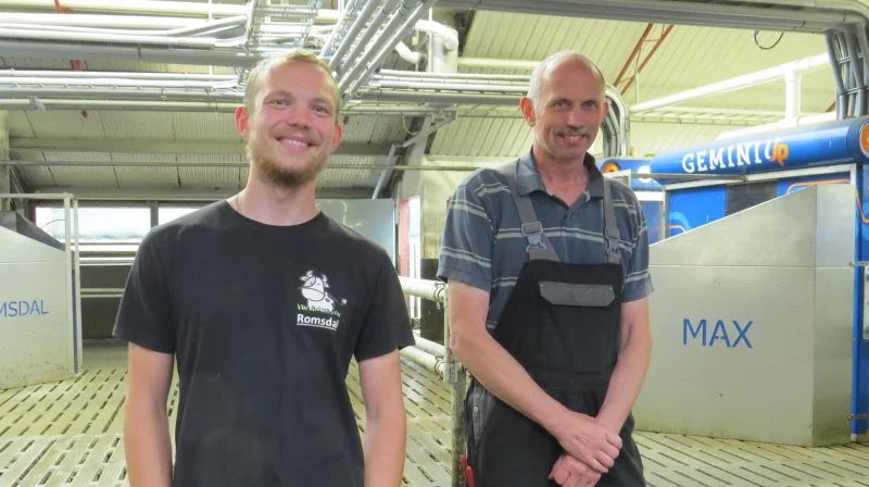 Mogens Skovdal Hansen (th.) sammen med sønnen Jakob Hansen i det nye malkecenter med seks Gemini Up Max dobbeltbokse med to malkerobotter i hver. - Det går fantastisk, siger de.
