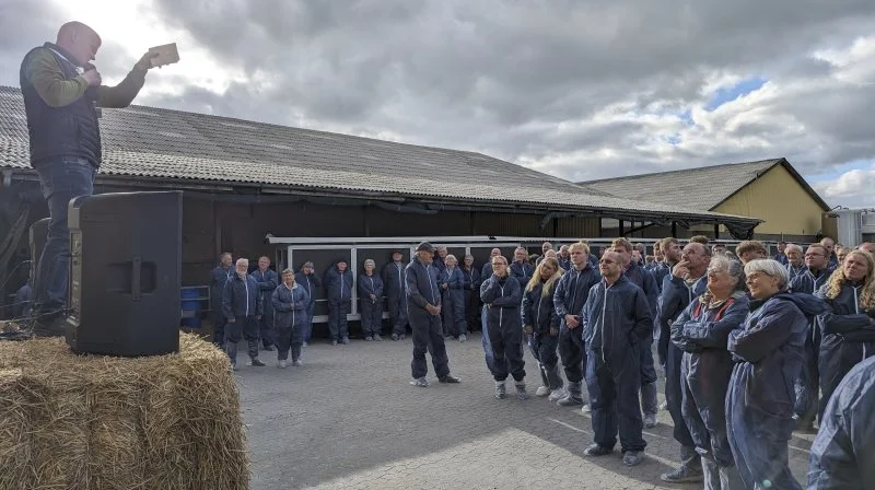 Niels Ulrik Andersen kunne byde næsten 200 fynske kvægfolk velkommen til grillaftenen på Juulsgaard. Desuden deltog 120 udenlandske fra jerseyorganisationens verdenskongres i Danmark i samme uge. Fotos: Erik Hansen