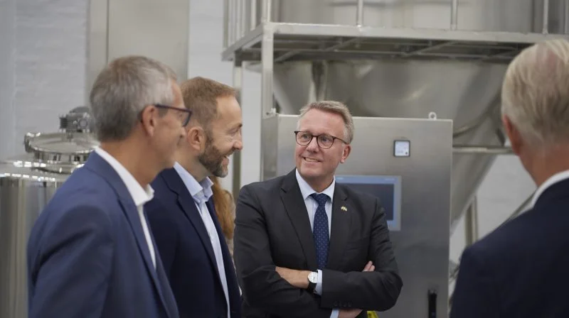 Der var pænt besøg af erhvervsminister Morten Bødskov (S) ved den officielle åbning af FermHub Zealand sidste år. Her taler ministeren med Christian Kjølby, CTO og co-founder i virksomheden. Foto: Andel