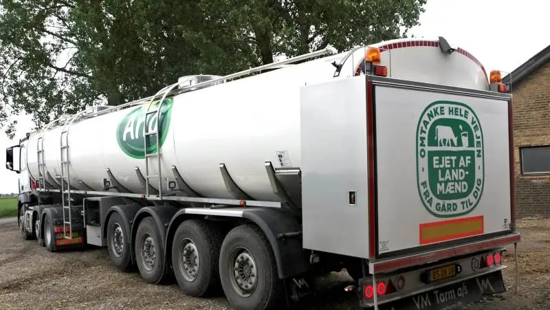 Der skal tages større miljøhensyn hos de danske mælkeproducenter - også når Arla-bilen kommer forbi, hvis det står til mejerigiganten. Arkivfoto