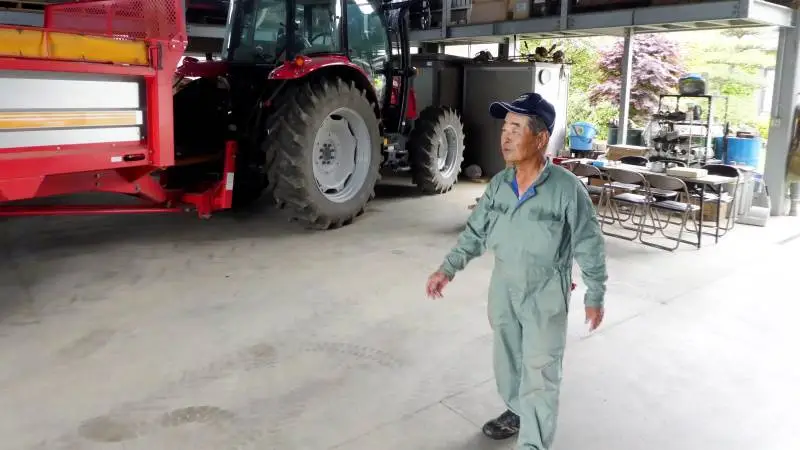 73-årige Hideo Hara har været landmand i en periode siden anden verdenskrig, hvor japanske landmænd har været garanteret en god indkomst – uanset priser og udbytter – og store tilskud til investeringer. Her er han i sit velholdte maskinhus med nye maskiner. Fotos: Jørgen P. Jensen
