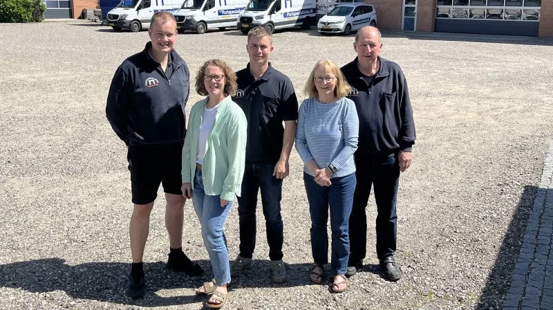 De tre nye medejere af Portspecialisten er fra venstre, Mikkel Buus, Bente Nygaard og Kristian Kristensen samt ægteparret Margit Knudsen og Johnni Kristensen. Pressefoto