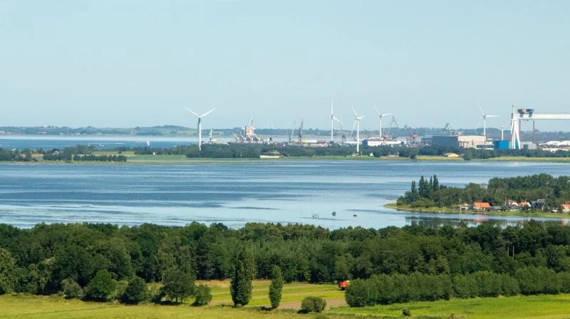 Mødet blev afholdt hos Fjernvarme Fyn, som er en af Odense Fjord Samarbejdets 17 partnere. Herfra var der god udsigt over fjorden fra taget, så mødedeltagerne kunne få overblik over det, det hele handlede om.