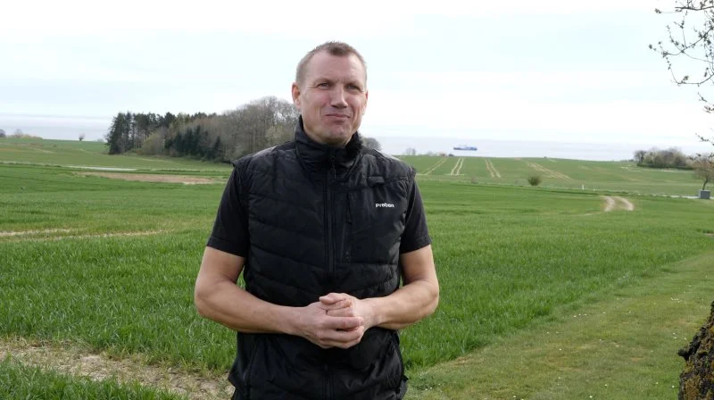 Ejerleder Preben Bjerregaard, »Ellesgaard« på Bornholm, peger på, at kombinationen af et godt fysisk og psykisk arbejdsmiljø har en stor andel i virksomhedens vækstrejse til nu 30 medarbejdere og næsten 40.000 slagtegrise årligt. Fotos: Seges Innovation