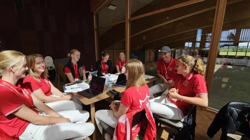 Avisen mødte de unge avlere lige inden åbningsceremonien, hvor de sidste forberedelser blev pudset af. Foto: Henriette Lemvig