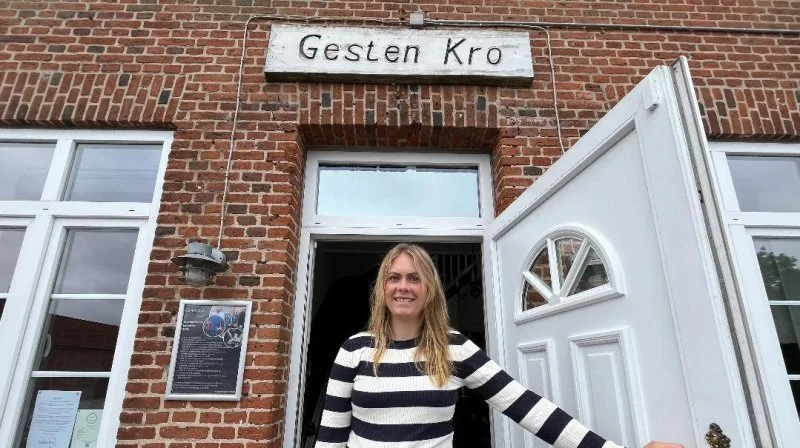 De lokale er gode til at støtte op om Gesten Kro, fortæller krobestyrer Bolette Olesen Lomborg, som dog også glæder sig over, at folk kører langvejs fra for eksempelvis at få den traditionsrige omgang stegt flæsk med persillesovs. Foto: Christian Ingemann Nielsen.