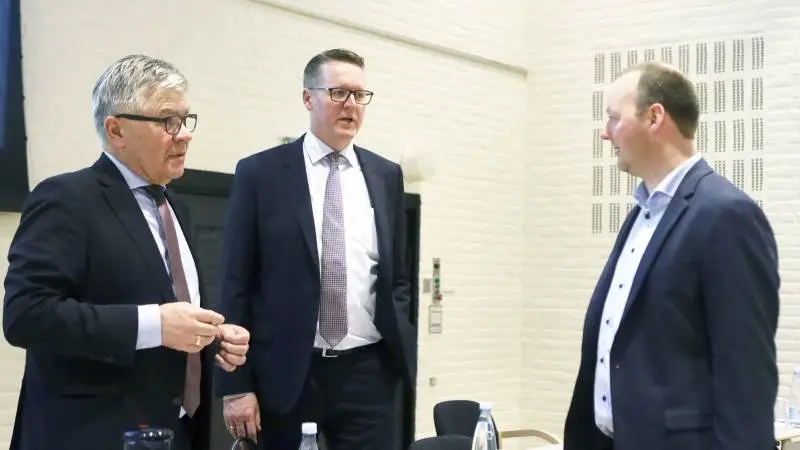 Bestyrelsesformand Jørgen H. Mikkelsen og koncernchef Henning Haahr byder Søren Dyssemark Knudsen, Bårdesø, velkommen som nyt fynsk bestyrelsesmedlem i Danish Agro A.m.b.A.