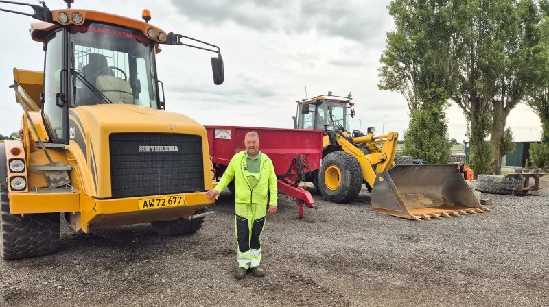 For mange år siden arbejdede Enno Højgaard med griseproduktion. I dag handler det om entreprenøropgaver. Fotos: Henning Andersen.