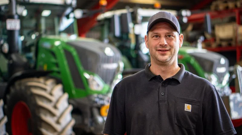- Jeg sammenligner tit Fendt med at køre Rolls-Royce. Alting er bare mere lækkert. Det er ikke sådan noget stift og hakkende noget som andre mærker, og alt i kabinen virker bare til at være af bedre kvalitet, siger planteavleren
