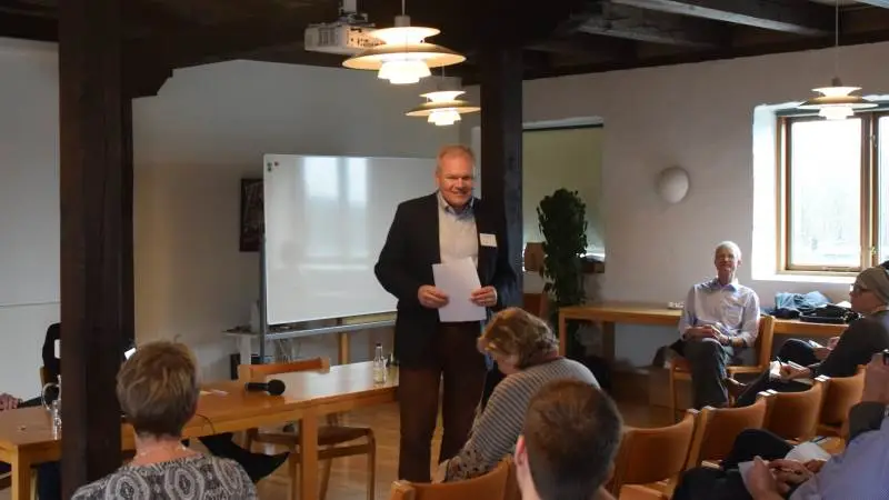 Den tidligere viceformand i Landbrug & Fødevarer, Lars Hvidtfeldt, var godt tilfreds med smagen af svinekød med græsprotein i. Som formand for Dansk Protein Innovation holdte han oplæg i forbindelse med torsdagens arrangement på Danish Crown MeatLab i Herning. Foto: Henning Andersen