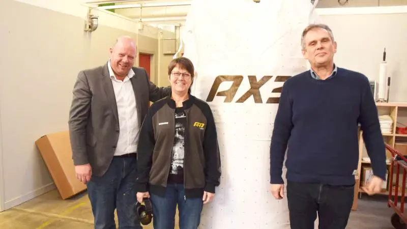 Kommerciel direktør Jesper Bang, R&D manager Marianne H. Madsen og CEO Jesper M. Jensen er klar til at afsende endnu mere foder fra Triple A’s AX3-produktionslinje. Fotos: Henning Andersen.