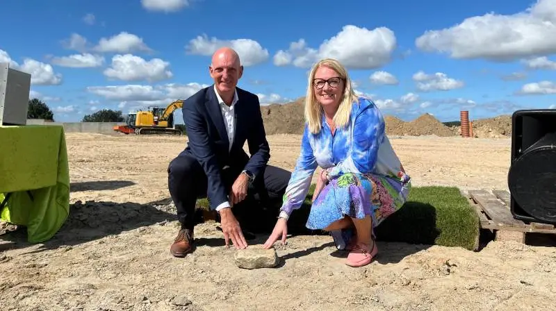 Søren Halbye, administrerende direktør i DLF, og Vicky Holst Rasmussen, borgmester i Egedal Kommune, har lagt grundstenen til frøkoncernens nye base i Nordsjælland. Foto: Jesper Hallgren