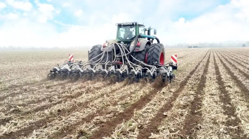 Med Sly-redskaber ombord giver FMR Maskiner blandt andet danske kunder optimale muligheder for at udså flere afgrøder med én overkørsel i no-till dyrkningssystemer med Sly Boss. Sly Stripcat 2 leverer til gengæld her et flot strip-till såarbejde direkte i majsstub.