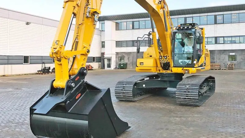 En skinnende ny Komatsu PC240LC-11, som ikke skal ud og grave jord eller flytte grus, sand og brokker. Det handler om proteiner til dansk svineavl ved at bistå med losningen af soja-skibe.